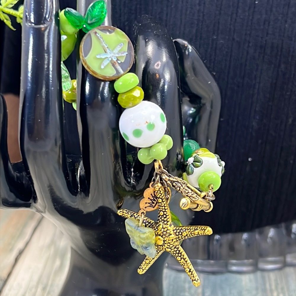 👑Adorned Crown Assemblage beaches & butterflies green starfish bracelet - Picture 2 of 8